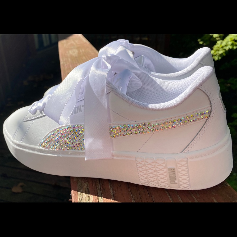 Pumas sneakers embellished in Swarovski crystals!